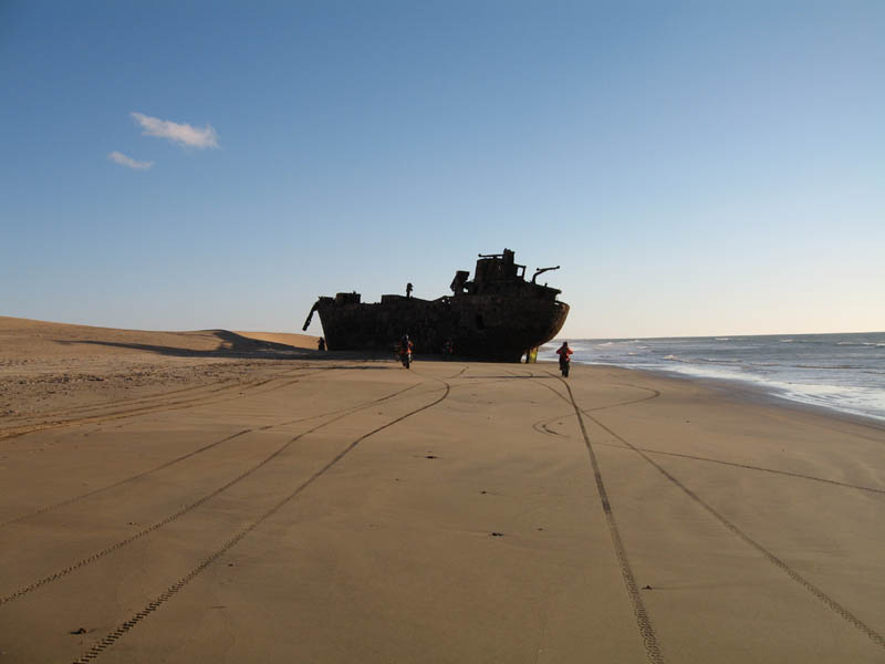 Marocco-Nave-su-spiaggia